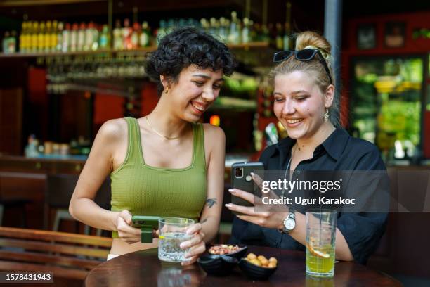 girls night out in a pub - reünie sociaal stockfoto's en -beelden