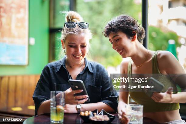 mädelsabend in einer kneipe - studierendenvertretung stock-fotos und bilder
