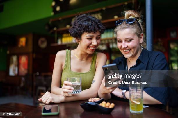 girls night out - studierendenvertretung stock-fotos und bilder