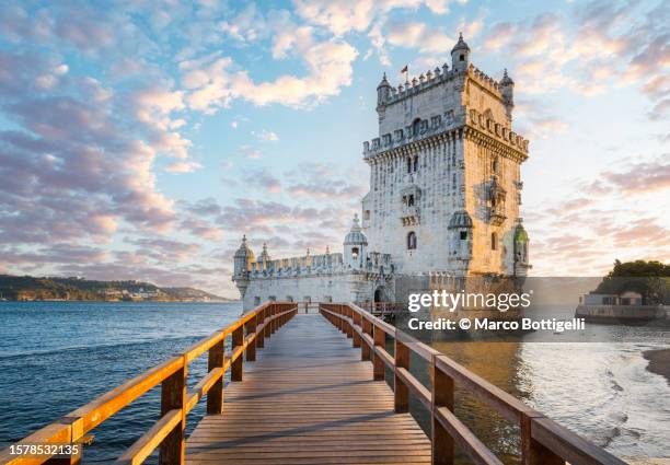 belem tower at sunset, lisbon, portugal - province de lisbonne photos et images de collection