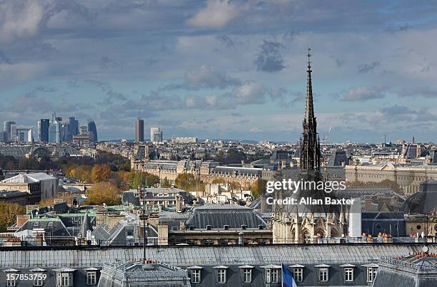 skyline of paris with spire of sainte-chapelle - sainte chapelle photos et images de collection