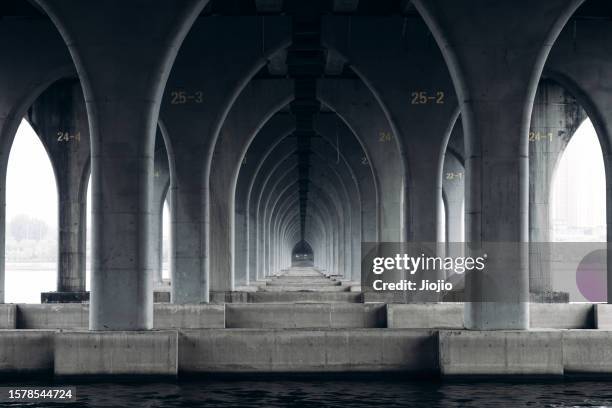 endless bridge column - endless bridge stock pictures, royalty-free photos & images