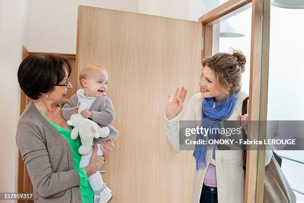 woman waving to her daughter - woman waving goodbye photos et images de collection