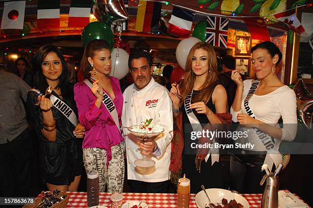 Miss India Shilpa Singh, Miss Aruba Liza Helder, Chef Stuart Leitner, Miss Ecuador Carolina Aguirre and Miss Dominican Republic Dulcita Lynn Lieggi...