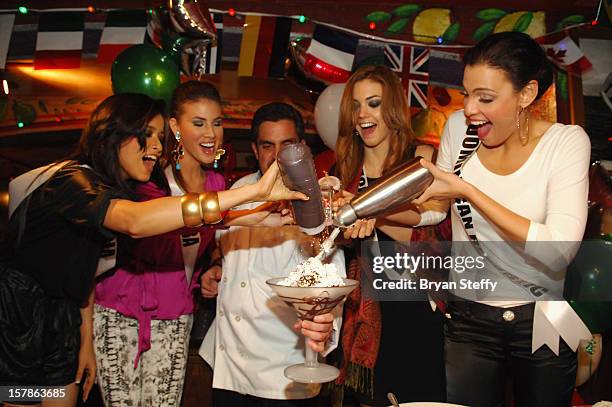 Miss India Shilpa Singh, Miss Aruba Liza Helder, Chef Stuart Leitner, Miss Ecuador Carolina Aguirre and Miss Dominican Republic Dulcita Lynn Lieggi...