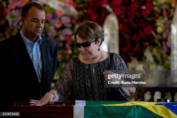Governor Sergio Cabral and the widow Vera Lcia Niemeyer say goodbye to her husband, the Architect Oscar Niemeyer, during his funeral of at Palacio...
