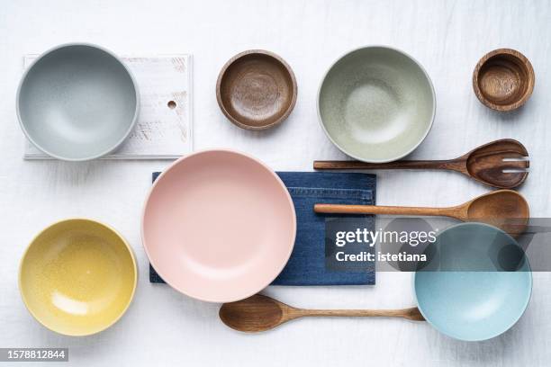 knolling style, simple crockery, blue napkin on white linen tablecloth background - blue tablecloth stockfoto's en -beelden