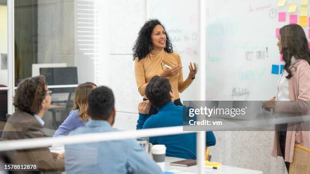 african american business coaches training employees using brainstorming technique - scrum 個照片及圖片檔