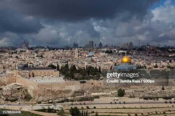 high angle view of buildings in city against cloudy sky,jerusalem,jerusalem district,israel - oost jeruzalem stockfoto's en -beelden