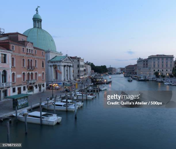 scenic view of boats in canal against buildings in venice,venecia,italy - transporte marítimo stock pictures, royalty-free photos & images