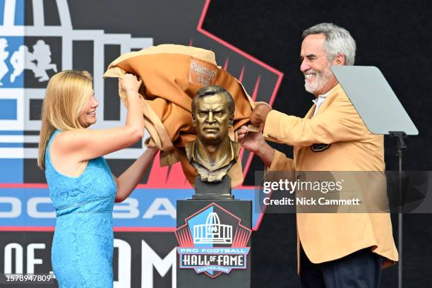 Mindy Coryell Lewis and Hall of Fame quarterback Dan Fouts unveil Lewis' father, Don Coryell's bronze bust during the 2023 Pro Football Hall of Fame...