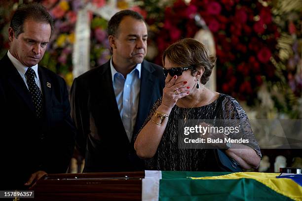 Governor Sergio Cabral accompanies the widow Vera Lcia Niemeyer during the funeral of the Architect Oscar Niemeyer at Palacio City on December 07,...