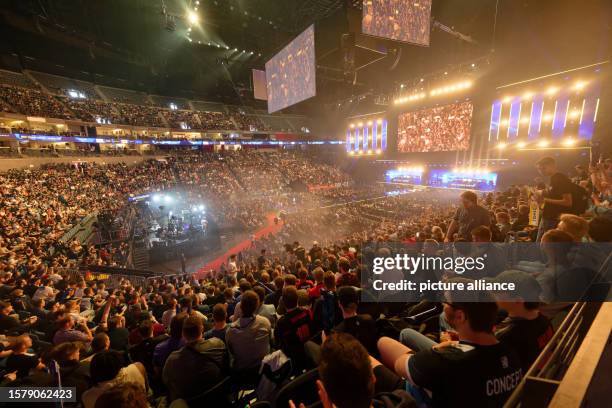 August 2023, North Rhine-Westphalia, Cologne: Spectators follow the Intel Extreme Masters in the Counter-Strike: Global Offensive discipline in the...