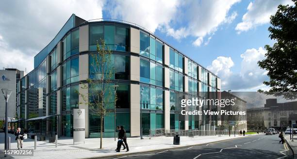 United Kingdom, Architect Leeds, The Rose Bowl, Leeds Metropolitan University, General View Of The Building As People Walk By.