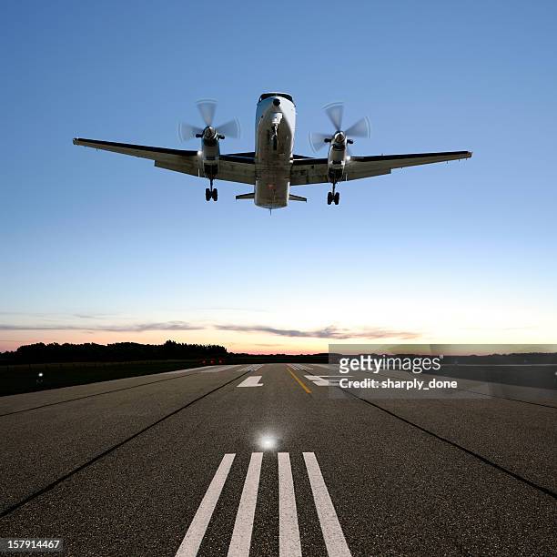 xxl propeller airplane landing - propeller 個照片及圖片檔