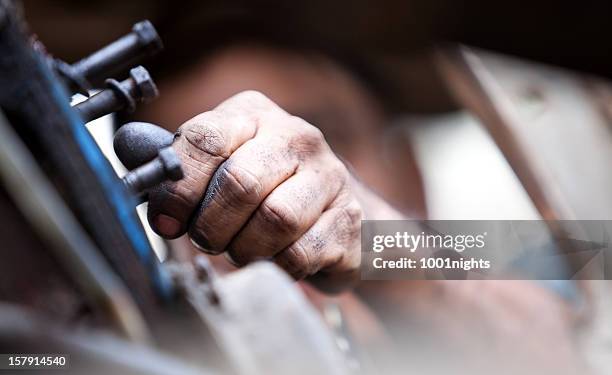 reparatur von einem lkw - schraubenmutter stock-fotos und bilder