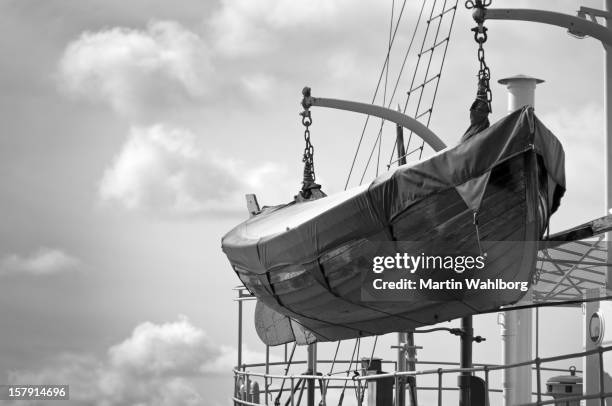 velho barco salva-vidas em preto e branco - lifeboat - fotografias e filmes do acervo