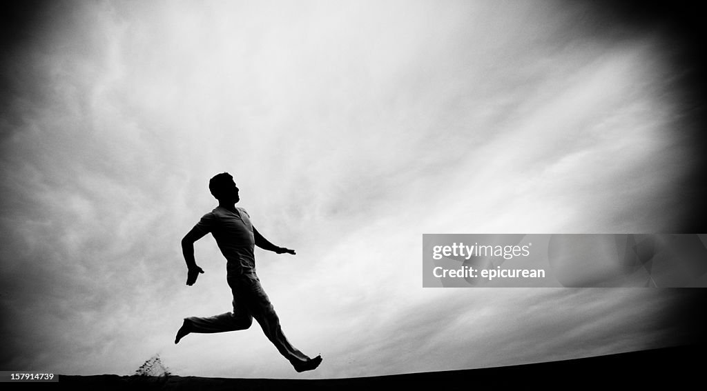 Silhouette solitaire dans le désert de course