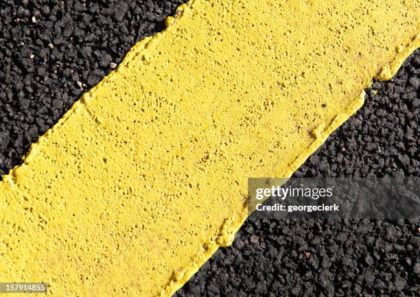 extreme close-up sobre amarillo marcación de carretera - dividing line road marking fotografías e imágenes de stock