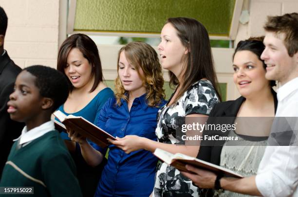 church - singing stockfoto's en -beelden