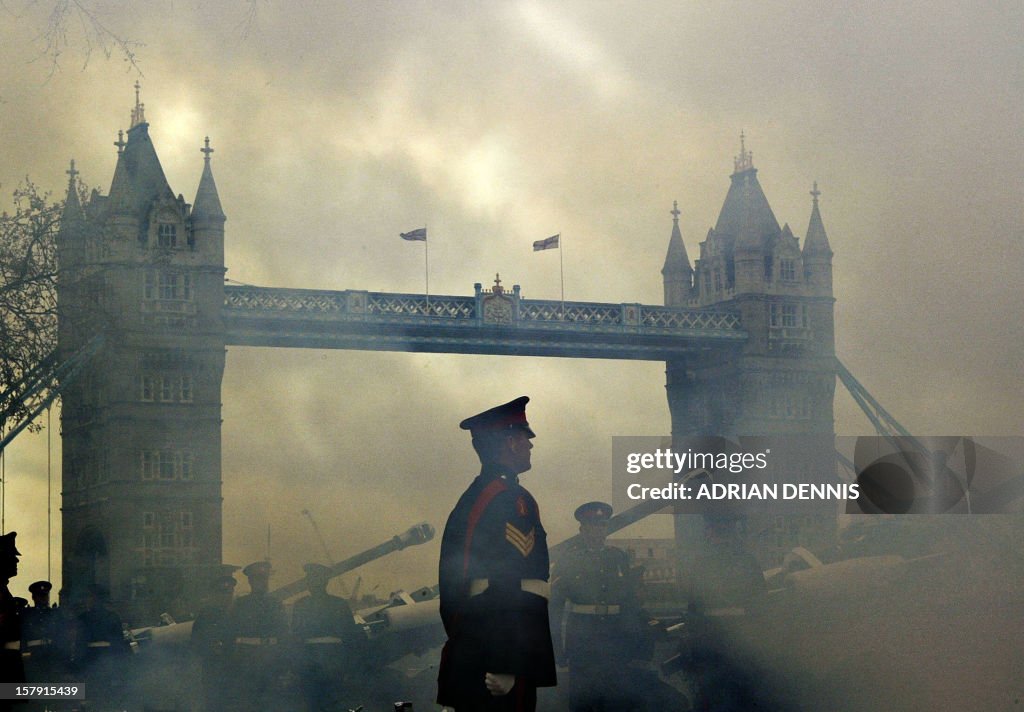 TOPSHOT-BRITAIN-QUEEN-BIRTHDAY SALUTE 3