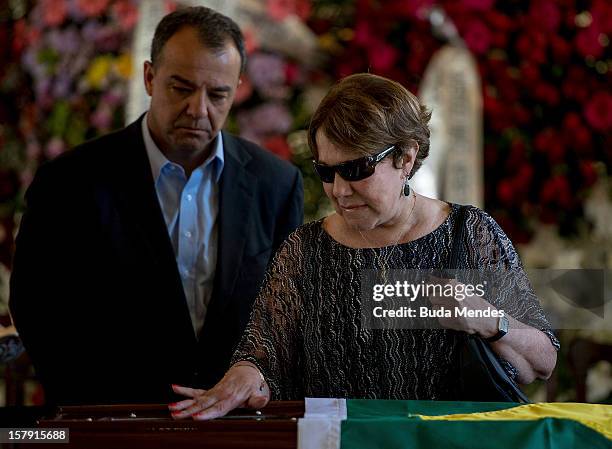 Governor Sergio Cabral and the widow Vera Lcia Niemeyer during the funeral of the Architect Oscar Niemeyer at Palacio City on December 07, 2012 in...
