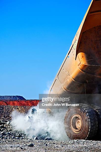 dump trucks at a gold mine, kalgoorlie, australia - banagan dumper truck stock pictures, royalty-free photos & images