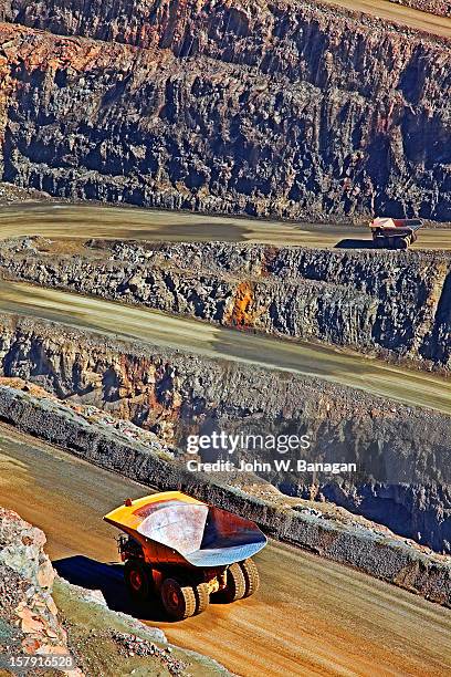 dump trucks at a gold mine, kalgoorlie, australia - banagan dumper truck stock pictures, royalty-free photos & images