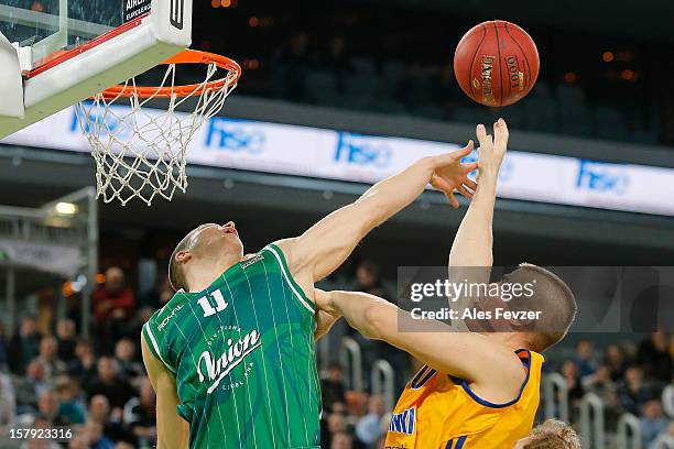 Paul Davis, #40 of BC Khimki Moscow Region competes with Dino Muric, #11 of Union Olimpija Ljubljana during the 2012-2013 Turkish Airlines Euroleague...