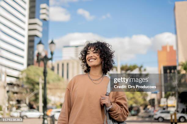 retrato de mujer latina en la ciudad - paraná fotografías e imágenes de stock