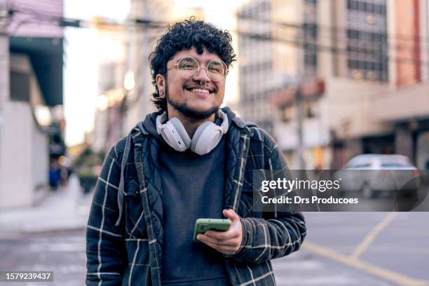 ritratto dell'uomo non binario nella città - curitiba foto e immagini stock