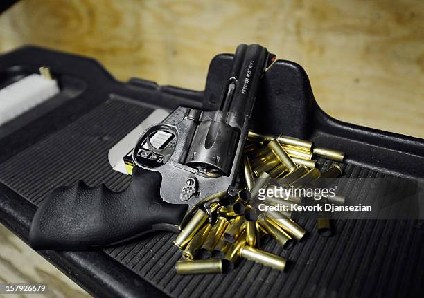 37 fotos e imágenes de Smith & Wesson 357 Magnum - Getty Images