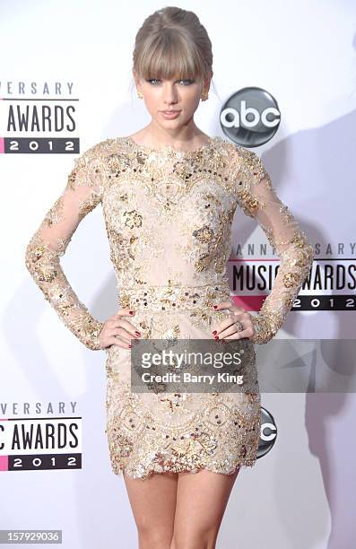 Singer Taylor Swift arrives at The 40th American Music Awards at Nokia Theatre L.A. Live on November 18, 2012 in Los Angeles, California.