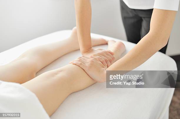 young woman receiving foot massage - 養生療法 個照片及圖片檔