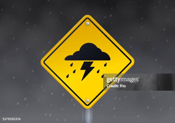stockillustraties, clipart, cartoons en iconen met severe storm warning sign - schuilen