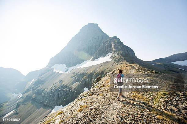 a female backpacking in the mountains. - kalispell montana stockfoto's en -beelden