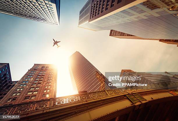 超高層ビルで、飛行機のシルエット - aircraft skyscrapers ストックフォトと画像