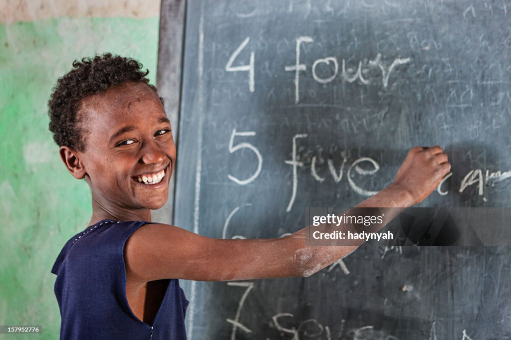 Rapaz africano é a aprendizagem de língua inglesa
