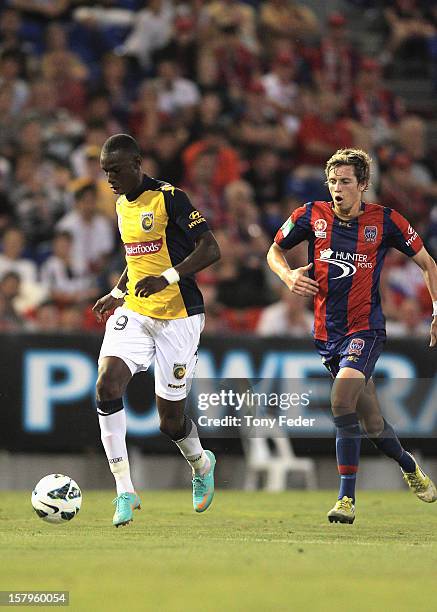 Bernie Ibini of the Mariners controls the ball in front of Craig Goodwin of the Jetsduring the round ten A-League match between the Newcastle Jets...