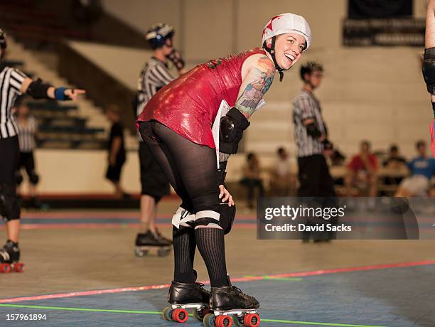 roller derby woman smiling - roller derby foto e immagini stock