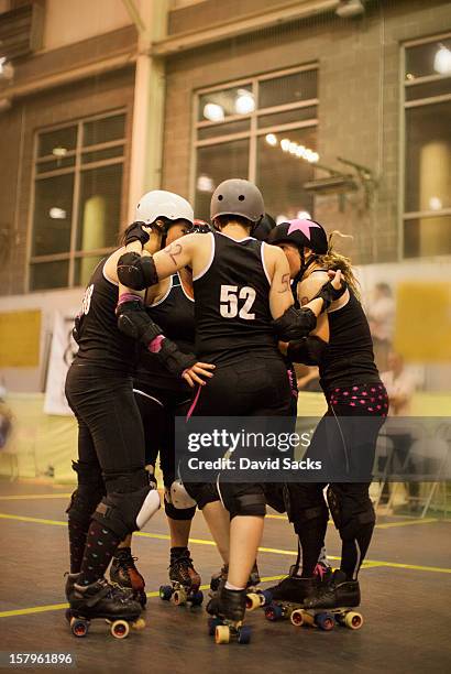 roller derby hudle - roller derby stock pictures, royalty-free photos & images