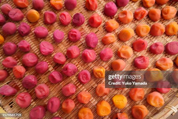 umeboshi on bamboo basket - umeboshi photos et images de collection