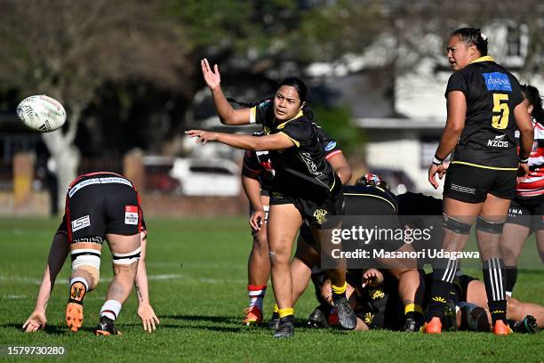 Fa’alua Tugaga of the Wellington Pride passes the ball during the round three Farah Palmer Cup match between Wellington and Counties Manukau at Hutt...