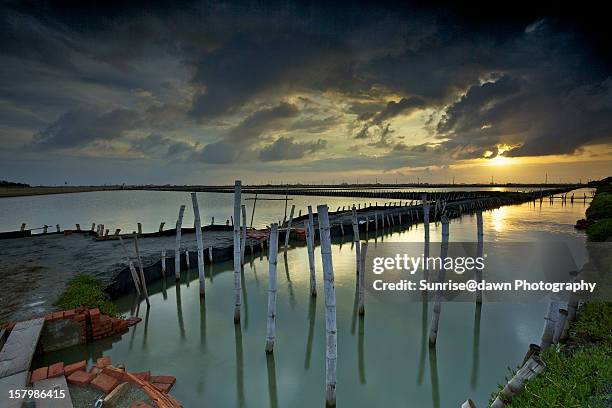 chug at cloudy dawn - sunrise@dawn photography stockfoto's en -beelden