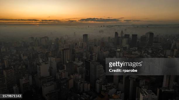 sunset and shadow over the city of são paulo - apartamentos stock pictures, royalty-free photos & images