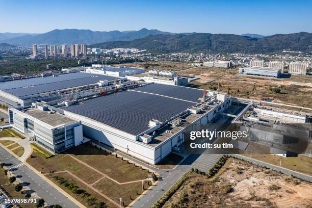 mass installation of new energy solar panels in factory - battery storage stock pictures, royalty-free photos & images