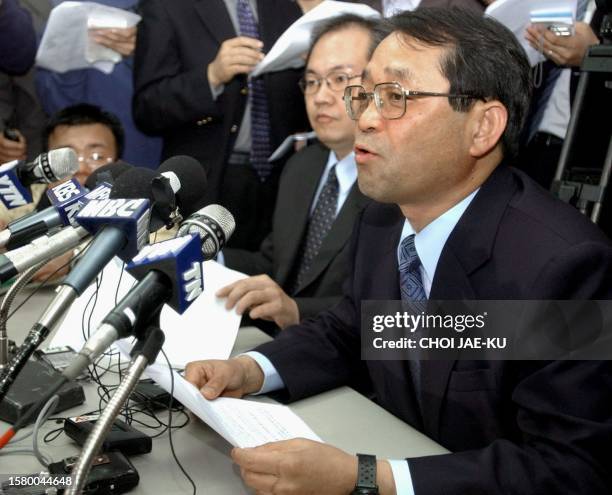 National Insitute of Health chief Kim Mun-Sik speaks during a press conference at the organisation's center in Seoul, 29 April 2003, to announce...