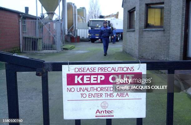 Sticker warning to avoid the foot-and-mouth disease contamination, in a cattle breeding in Diksmuide, 03 March 2001 near Oostende where all pigs and...