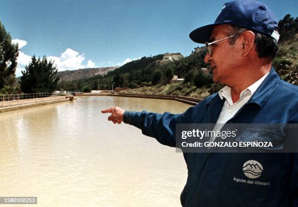 Mario Munguia explains water treatment at a reservoir in Bolivia 05 March 1998. Mario Munguia, funcionario de la empresa Aguas del Illimani,...