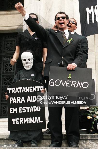 Brazilian protestors demand more medicines for AIDS. Manifestantes del "Grupo por la Vida" hacen una protesta frente al Ministerio de Hacienda de Rio...